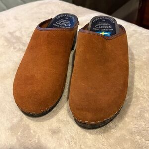 Women's Leather Clogs in Tan